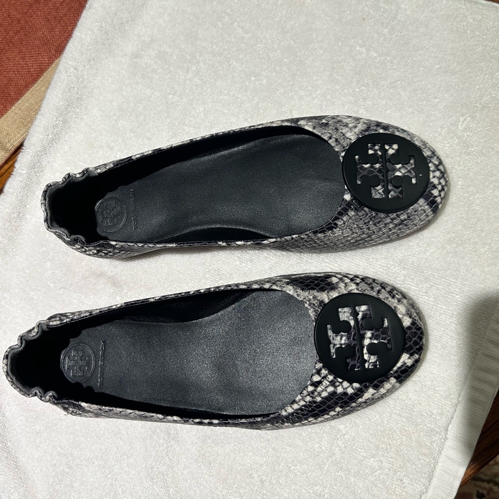 TORY BURCH MINNIE BALLET FLATS SIZE 8 BLACK & WHITE SNAKE PRINT - Picture 11 of 11